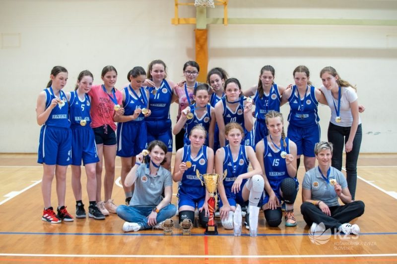 Mlajše deklice klubske državne prvakinje v košarki